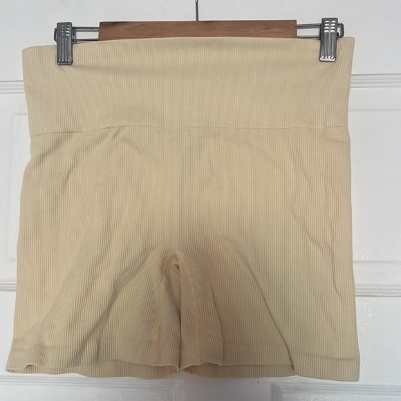 NWOT TnaBODY™ Atmosphere Ribbed Hi-Rise Short - Picture 3 of 4